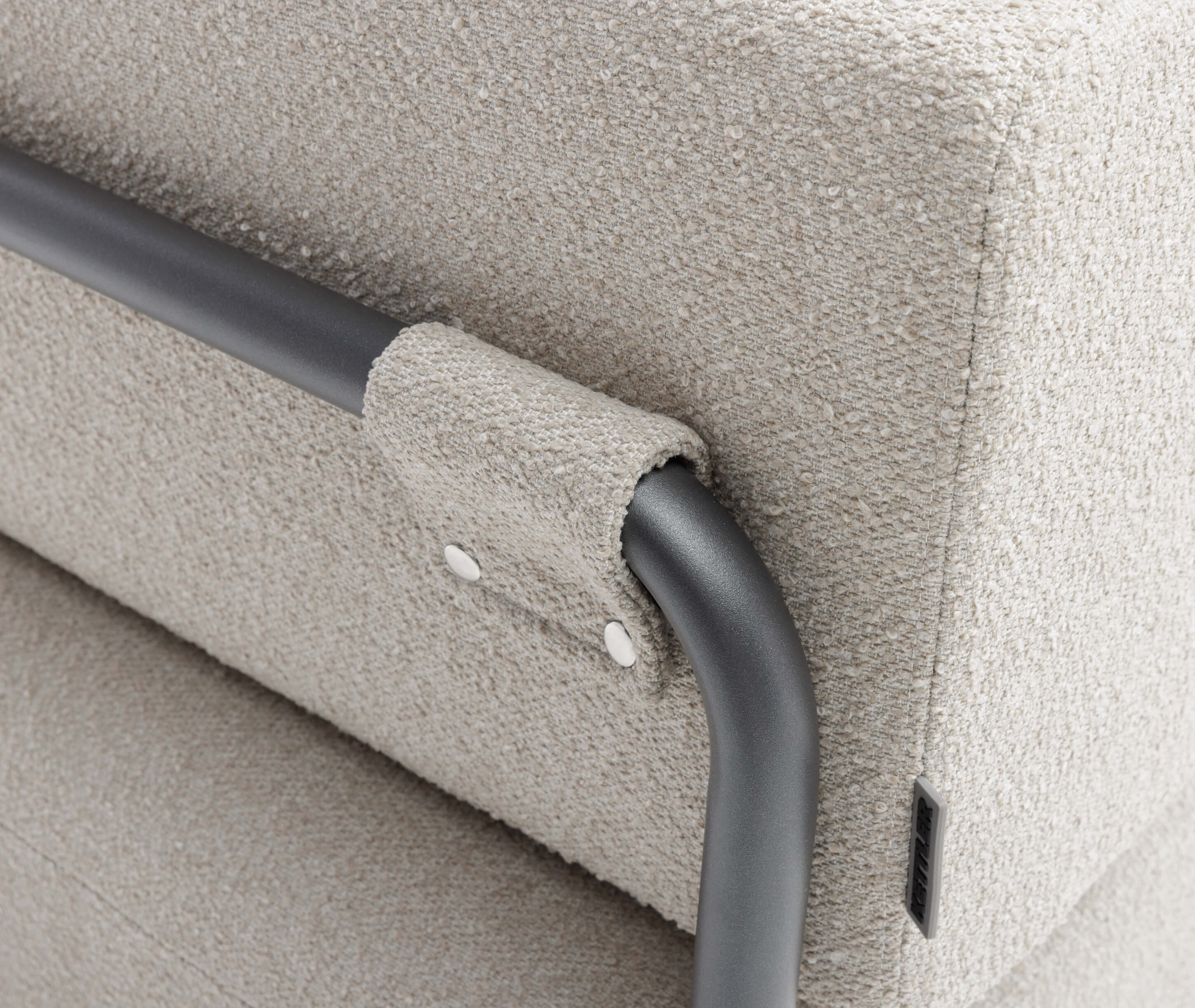 Sessel Lounge mit Bouclé Stoff und Aluminiumgestell für Outdoor Lounge - Detailansicht